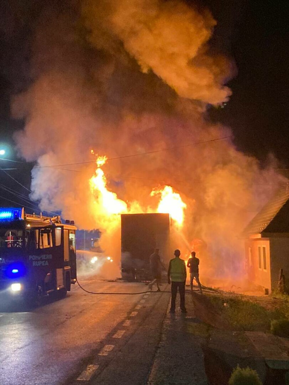 Un TIR a fost cuprins de flăcări pe DN 13. Traficul este blocat pe ambele sensuri | FOTO - Imaginea 2