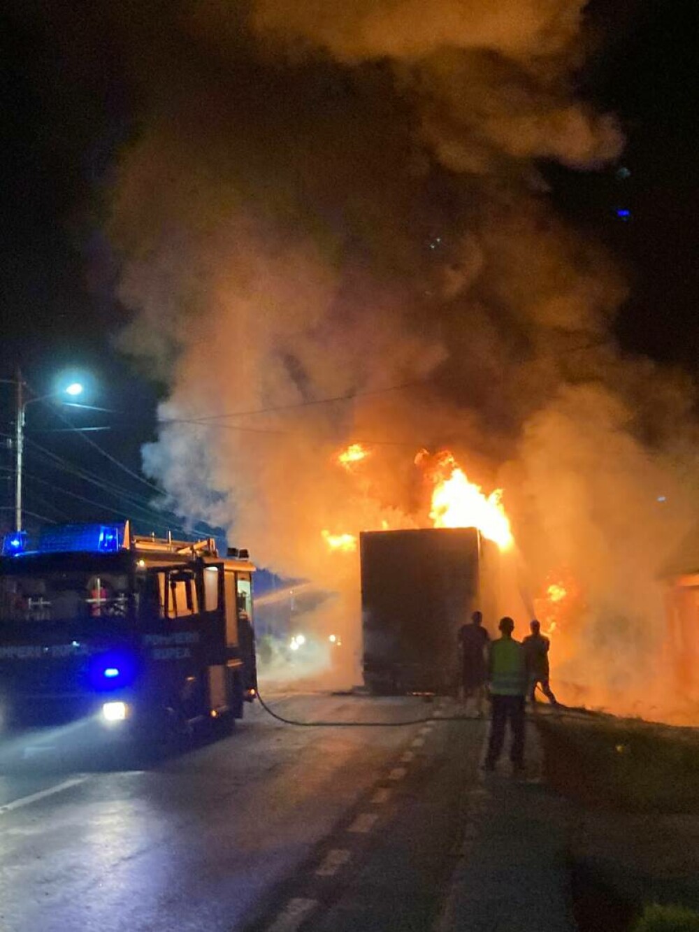 Un TIR a fost cuprins de flăcări pe DN 13. Traficul este blocat pe ambele sensuri | FOTO - Imaginea 3