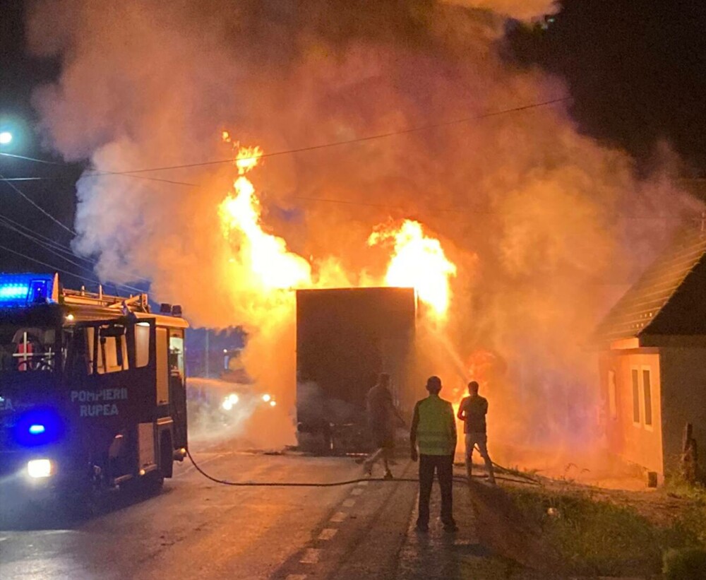 Un TIR a fost cuprins de flăcări pe DN 13. Traficul este blocat pe ambele sensuri | FOTO - Imaginea 1