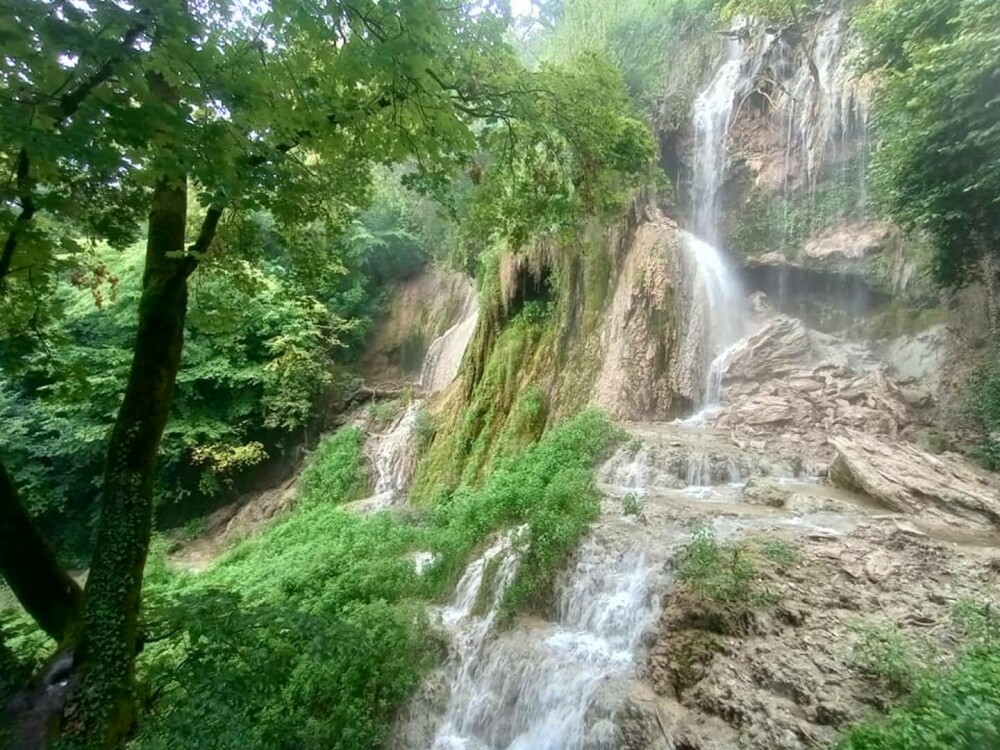 O parte din Cascada Clocota s-a prăbușit, din cauze naturale. Noua cădere de apă este mult mai spectaculoasă FOTO & VIDEO - Imaginea 1