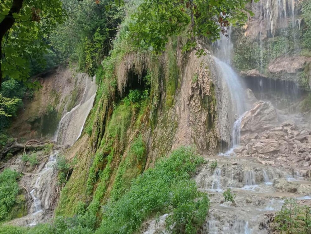 O parte din Cascada Clocota s-a prăbușit, din cauze naturale. Noua cădere de apă este mult mai spectaculoasă FOTO & VIDEO - Imaginea 2