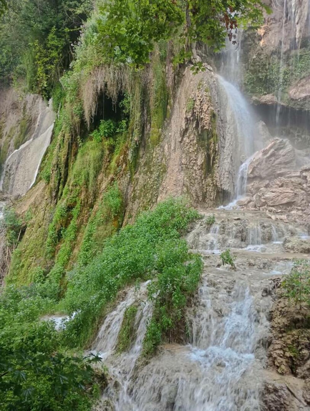 O parte din Cascada Clocota s-a prăbușit, din cauze naturale. Noua cădere de apă este mult mai spectaculoasă FOTO & VIDEO - Imaginea 3