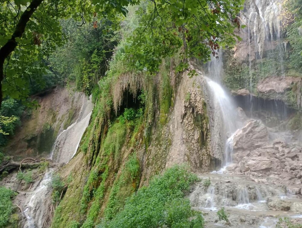 O parte din Cascada Clocota s-a prăbușit, din cauze naturale. Noua cădere de apă este mult mai spectaculoasă FOTO & VIDEO - Imaginea 4