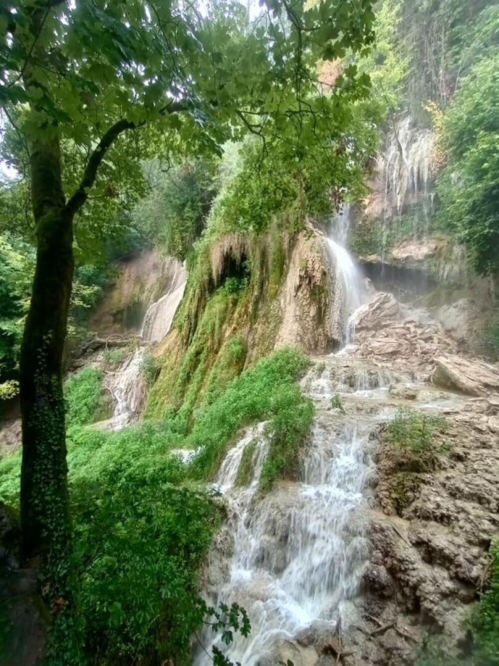 O parte din Cascada Clocota s-a prăbușit, din cauze naturale. Noua cădere de apă este mult mai spectaculoasă FOTO & VIDEO - Imaginea 5