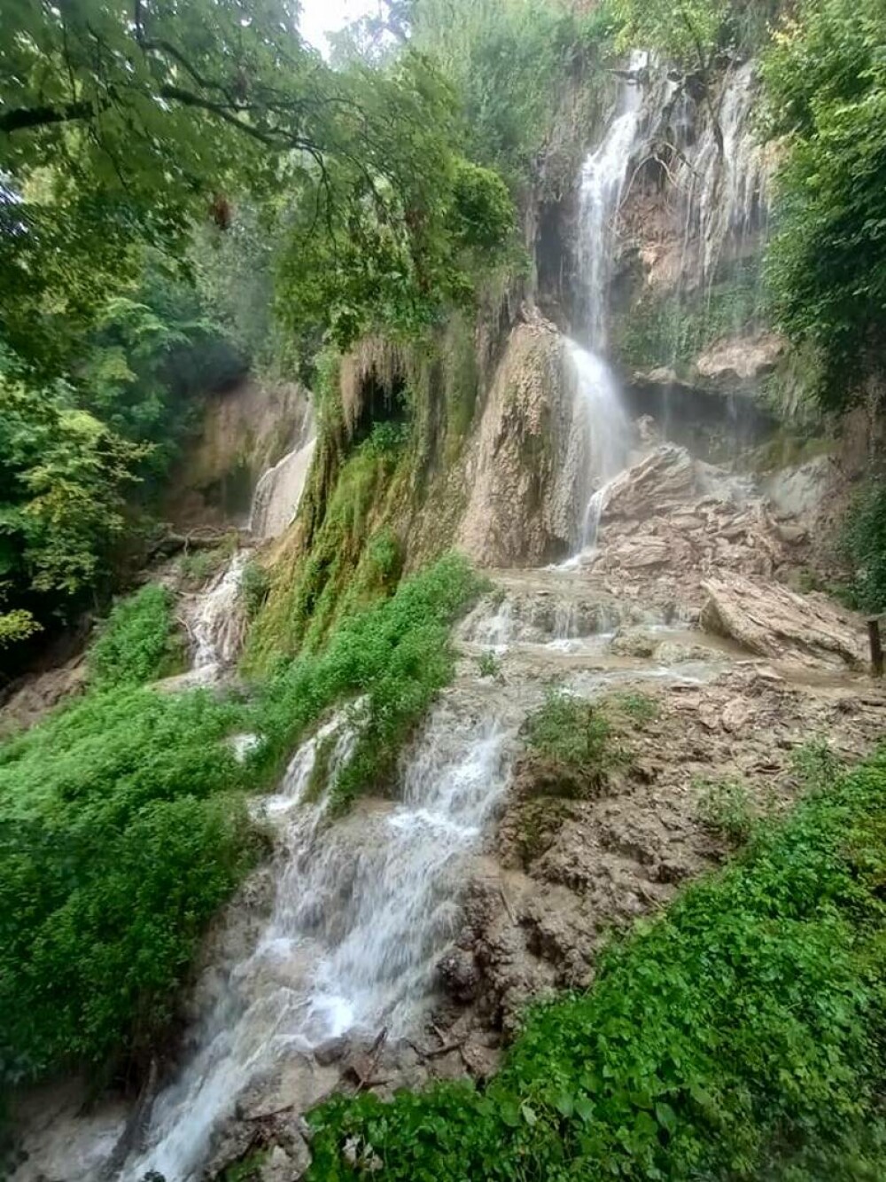 O parte din Cascada Clocota s-a prăbușit, din cauze naturale. Noua cădere de apă este mult mai spectaculoasă FOTO & VIDEO - Imaginea 6