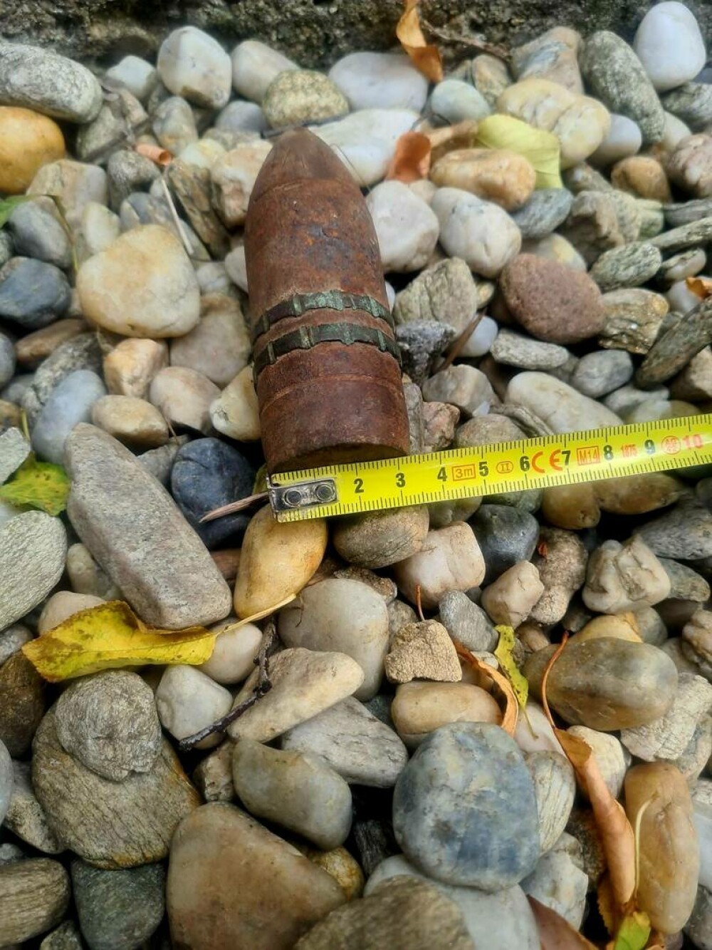 Proiectil exploziv găsit în podul unei case, în Giurgiu, de un bărbat care decoperta acoperişul. Ce au constatat specialiștii - Imaginea 2