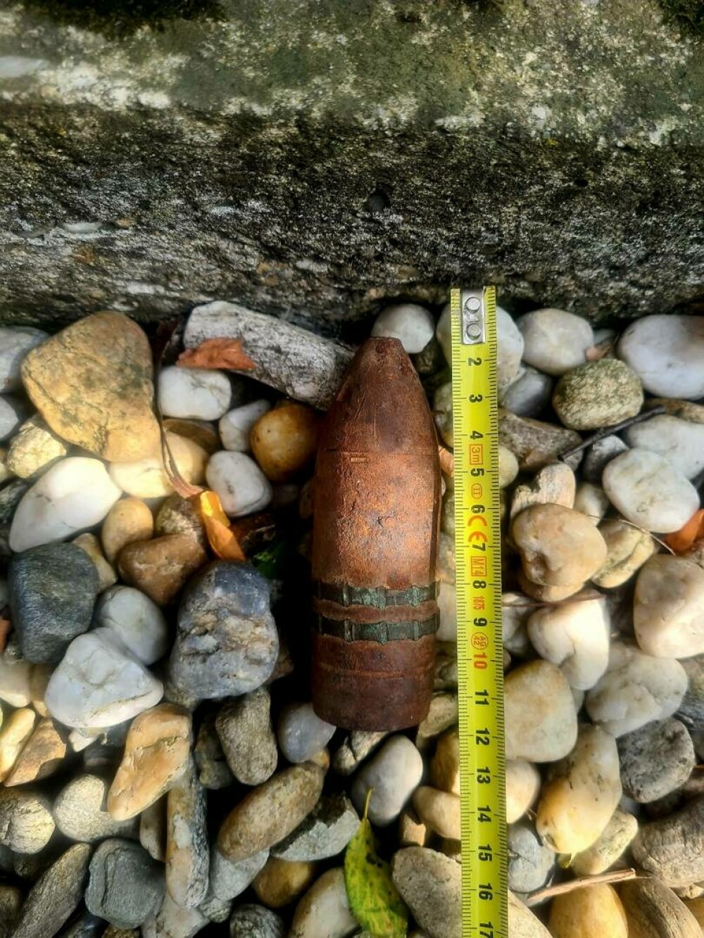 Proiectil exploziv găsit în podul unei case, în Giurgiu, de un bărbat care decoperta acoperişul. Ce au constatat specialiștii - Imaginea 1