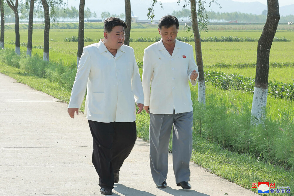 Kim Jong Un, îmbrăcat în alb în vizită în fermele afectate de furtuna tropicală care a lovit Coreea de Nord. FOTO - Imaginea 3