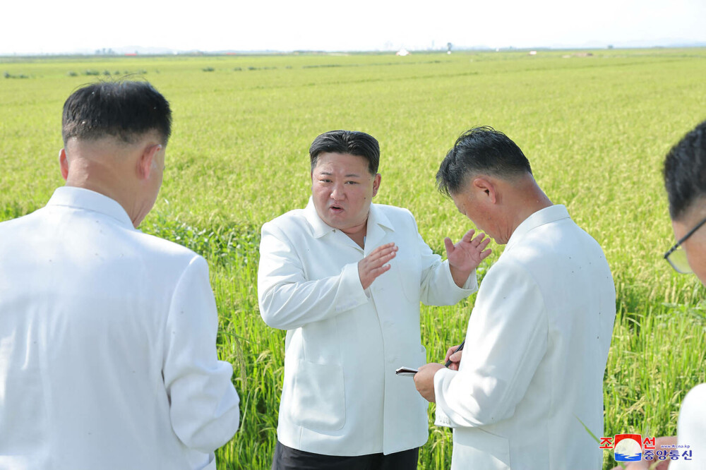 Kim Jong Un, îmbrăcat în alb în vizită în fermele afectate de furtuna tropicală care a lovit Coreea de Nord. FOTO - Imaginea 6