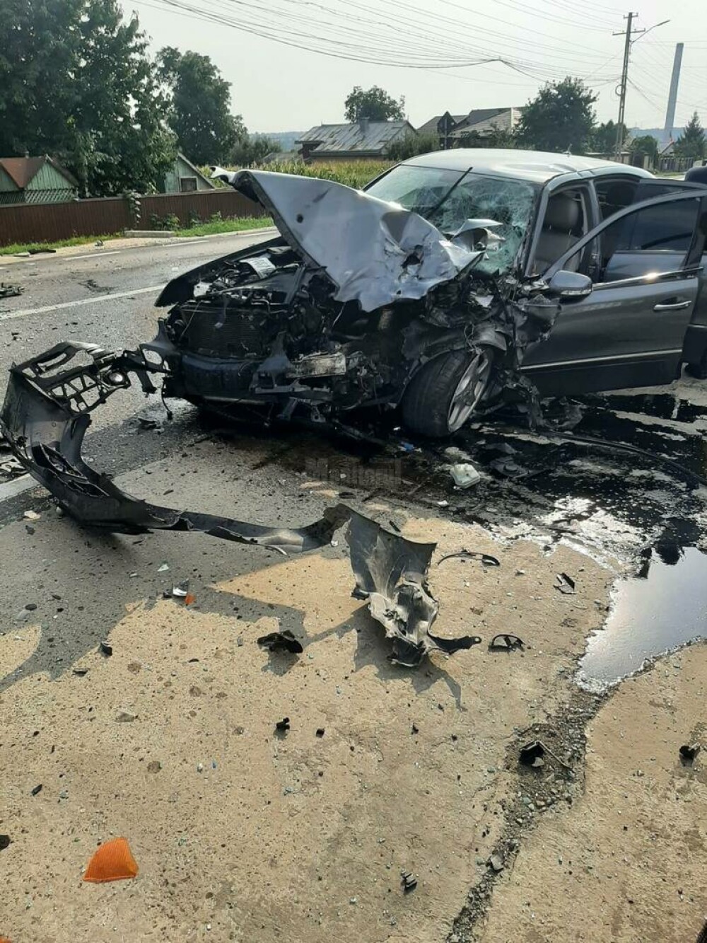 Accident între un autocar cu 20 de pasageri și un autoturism, în Suceava. Unul dintre șoferi a ajuns la spital | FOTO - Imaginea 2