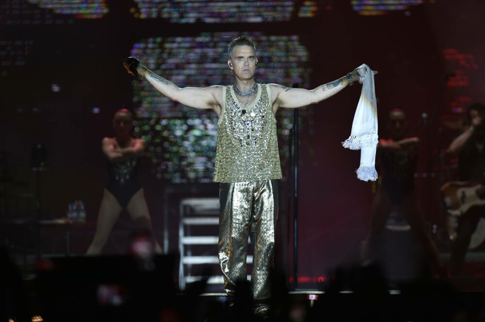 Superstarul britanic Robbie Williams a făcut un show de neuitat la București, la festivalul ”Summer in the City” - Imaginea 4