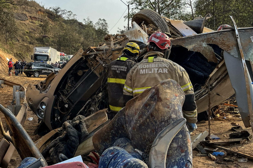 Accident grav în Brazilia, unde un autobuz cu suporteri s-a răsturnat. Șapte oameni au murit - Imaginea 5