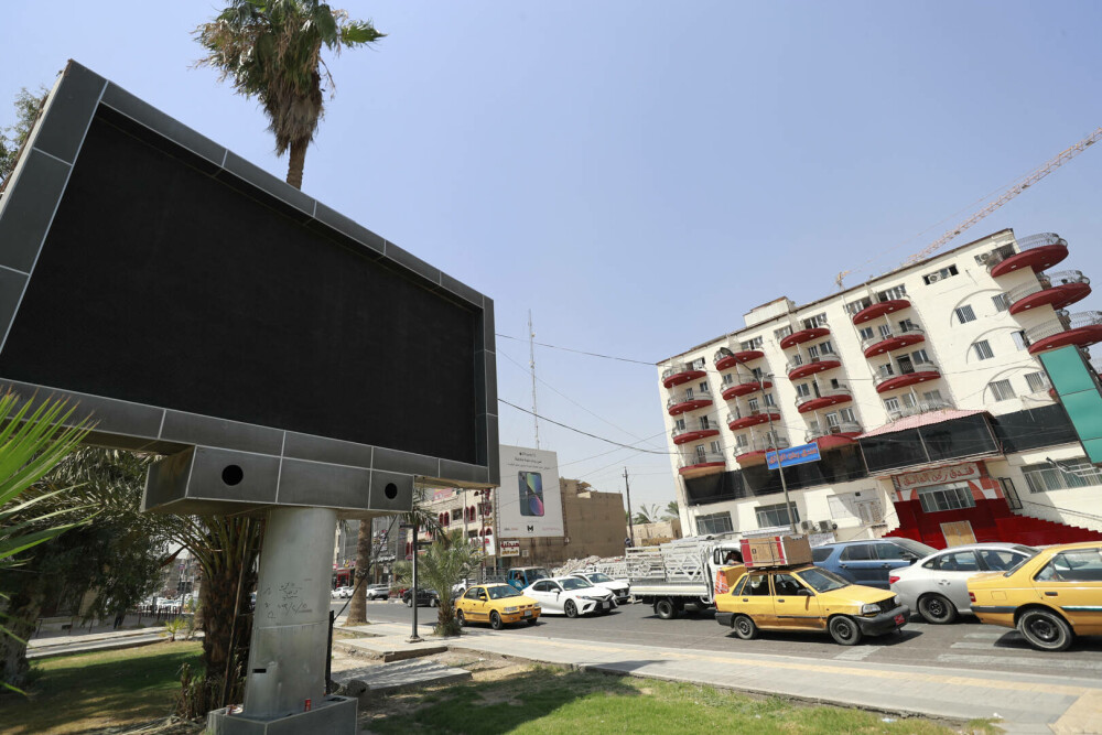 Ecranele publicitare din Bagdad, deconectate de autorități. Un hacker a difuzat imagini explicite pentru adulți - Imaginea 1