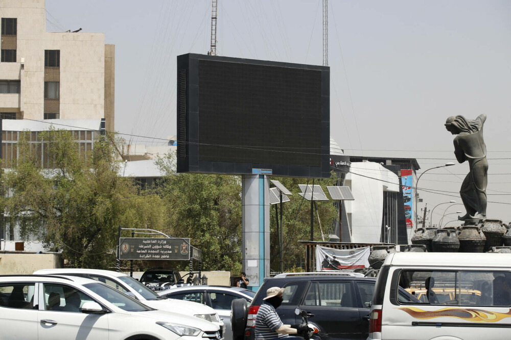 Ecranele publicitare din Bagdad, deconectate de autorități. Un hacker a difuzat imagini explicite pentru adulți - Imaginea 3