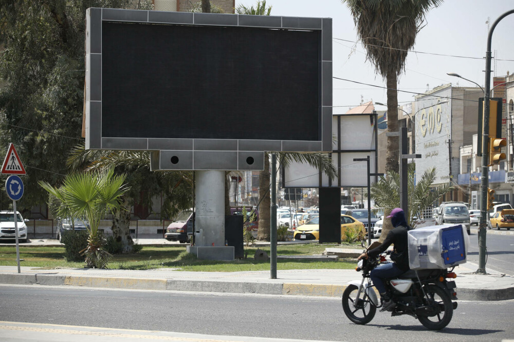 Ecranele publicitare din Bagdad, deconectate de autorități. Un hacker a difuzat imagini explicite pentru adulți - Imaginea 4