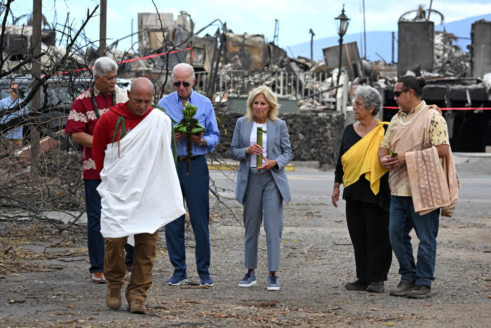Joe Biden și soția lui au ajuns în Maui, unde incendiile au ucis sute de persoane - Imaginea 2