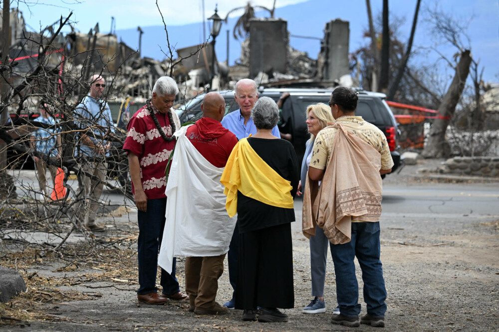 Joe Biden și soția lui au ajuns în Maui, unde incendiile au ucis sute de persoane - Imaginea 3