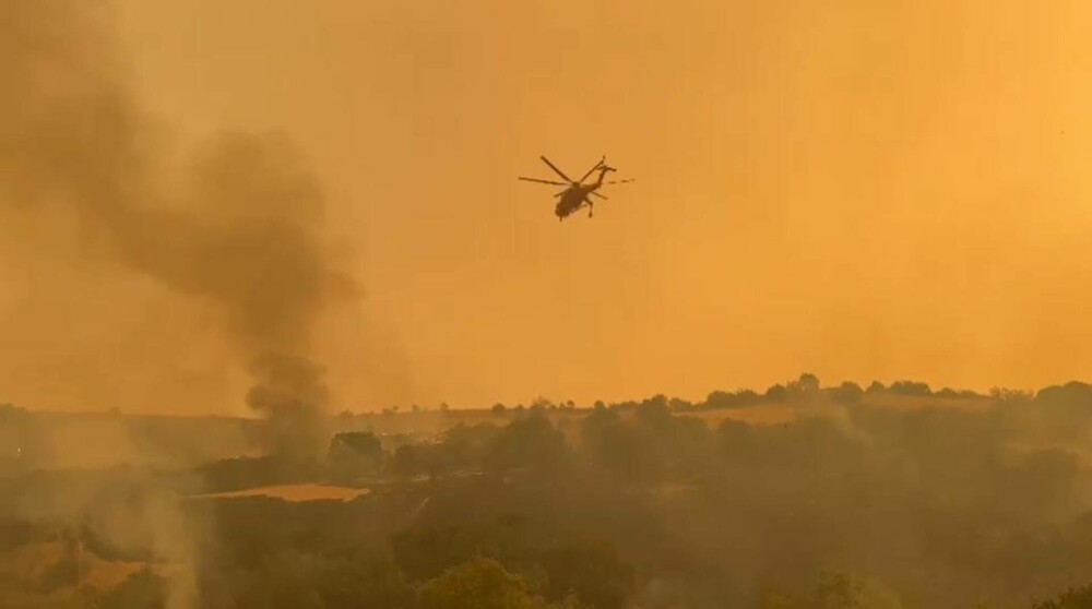 Imagini apocaliptice din Grecia. Pompierii români intervin la un incendiu de proporții de-a lungul unei autostrăzi | FOTO - Imaginea 1