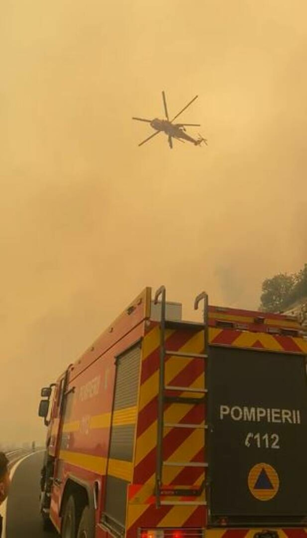 Imagini apocaliptice din Grecia. Pompierii români intervin la un incendiu de proporții de-a lungul unei autostrăzi | FOTO - Imaginea 4