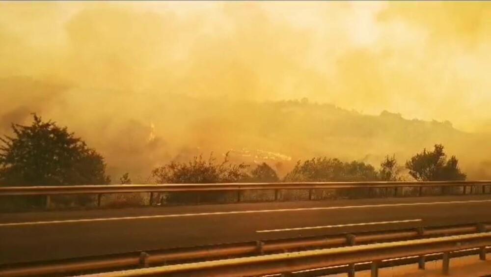 Imagini apocaliptice din Grecia. Pompierii români intervin la un incendiu de proporții de-a lungul unei autostrăzi | FOTO - Imaginea 6