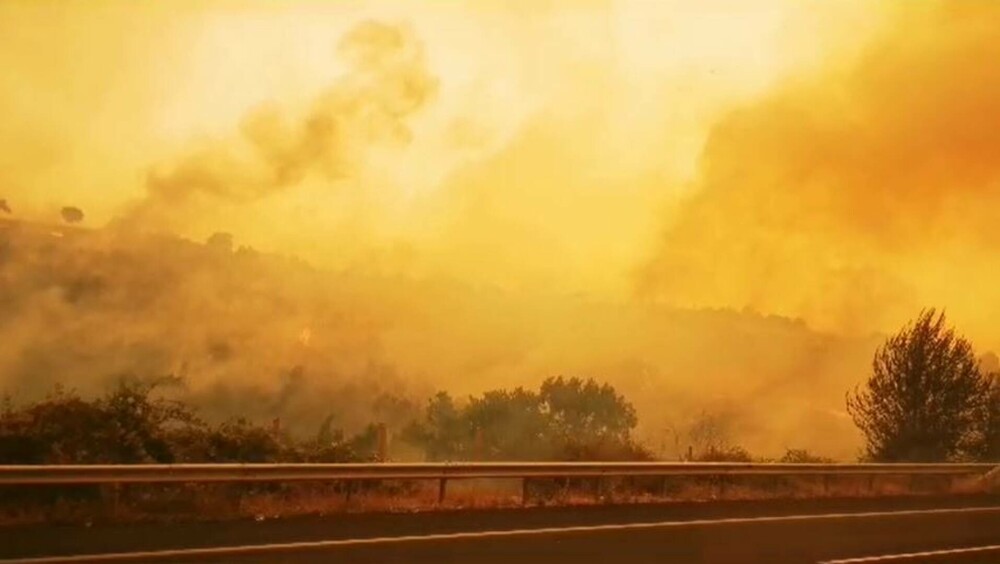 Imagini apocaliptice din Grecia. Pompierii români intervin la un incendiu de proporții de-a lungul unei autostrăzi | FOTO - Imaginea 7