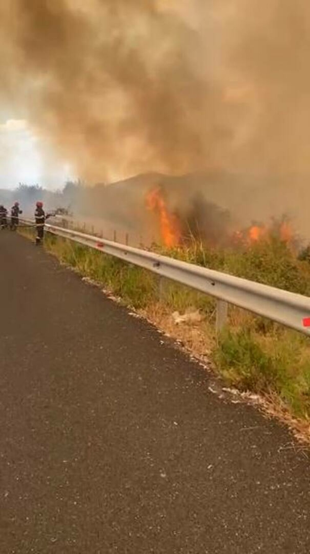 Imagini apocaliptice din Grecia. Pompierii români intervin la un incendiu de proporții de-a lungul unei autostrăzi | FOTO - Imaginea 9