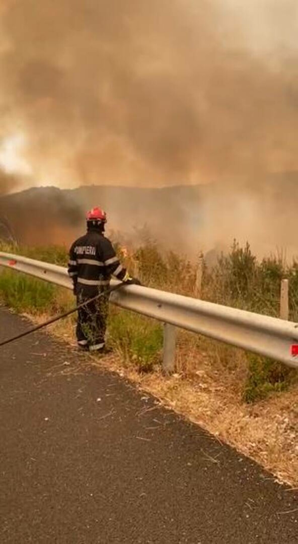 Imagini apocaliptice din Grecia. Pompierii români intervin la un incendiu de proporții de-a lungul unei autostrăzi | FOTO - Imaginea 10