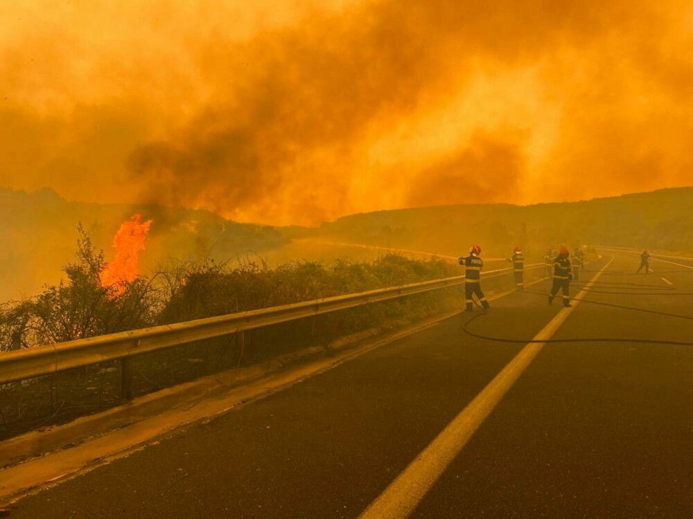 Imagini apocaliptice din Grecia. Pompierii români intervin la un incendiu de proporții de-a lungul unei autostrăzi | FOTO - Imaginea 11
