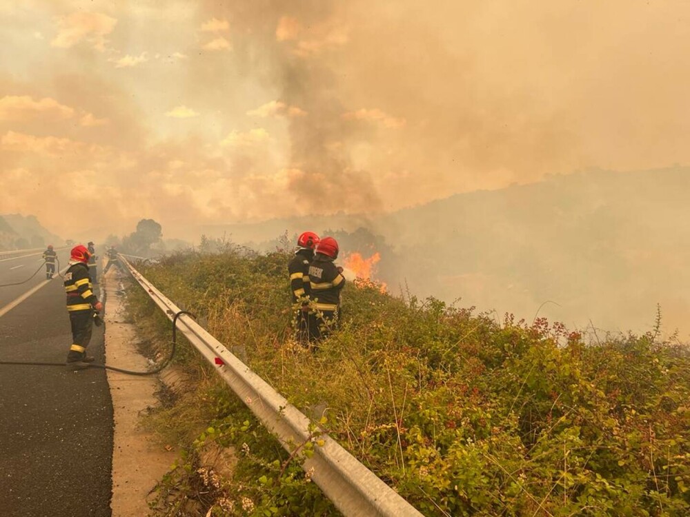 Imagini apocaliptice din Grecia. Pompierii români intervin la un incendiu de proporții de-a lungul unei autostrăzi | FOTO - Imaginea 13