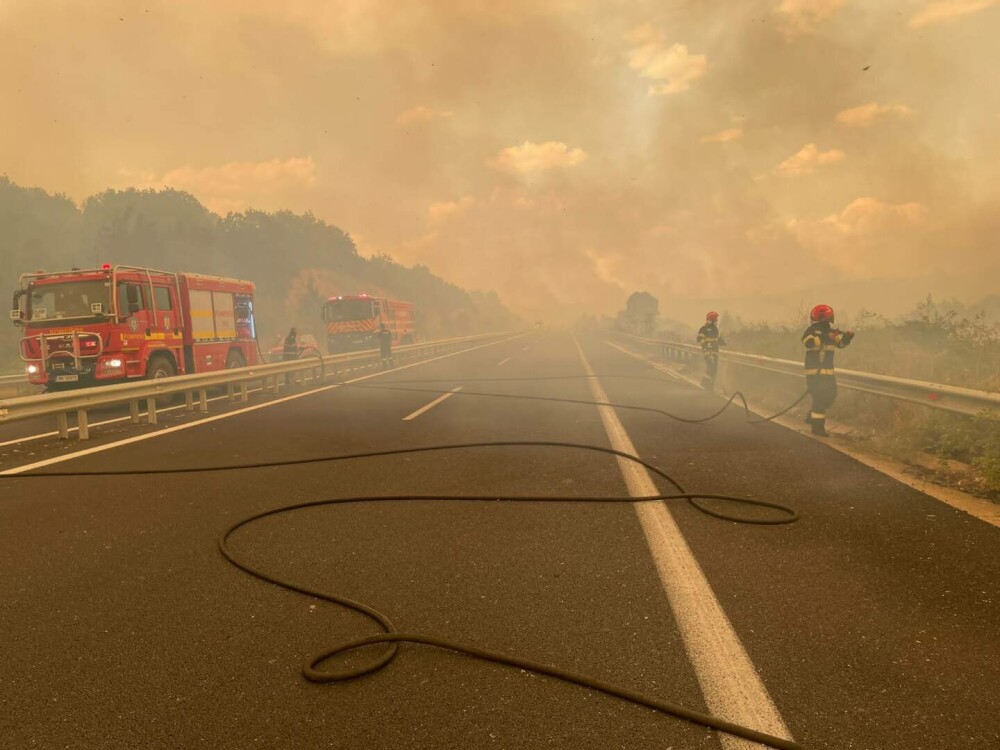 Imagini apocaliptice din Grecia. Pompierii români intervin la un incendiu de proporții de-a lungul unei autostrăzi | FOTO - Imaginea 14