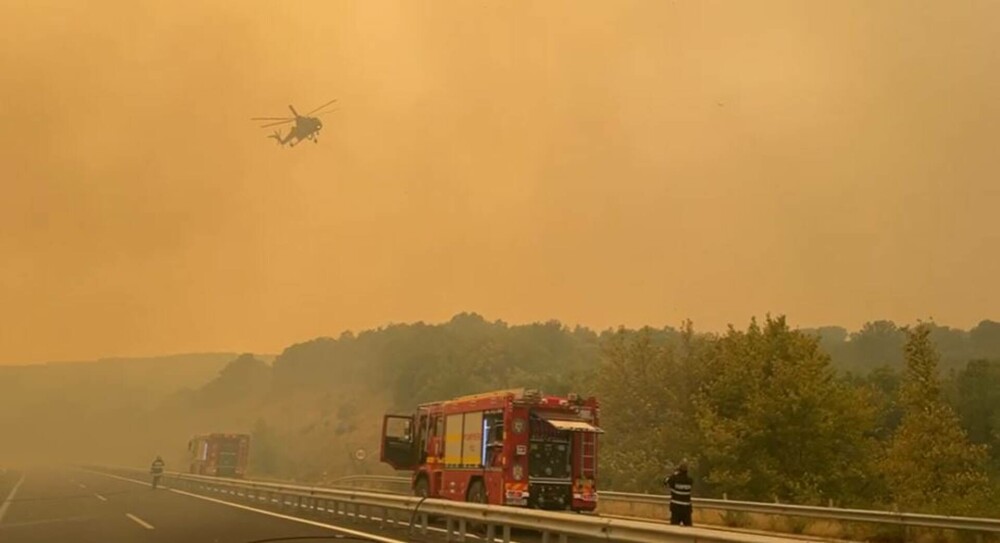 Imagini apocaliptice din Grecia. Pompierii români intervin la un incendiu de proporții de-a lungul unei autostrăzi | FOTO - Imaginea 15