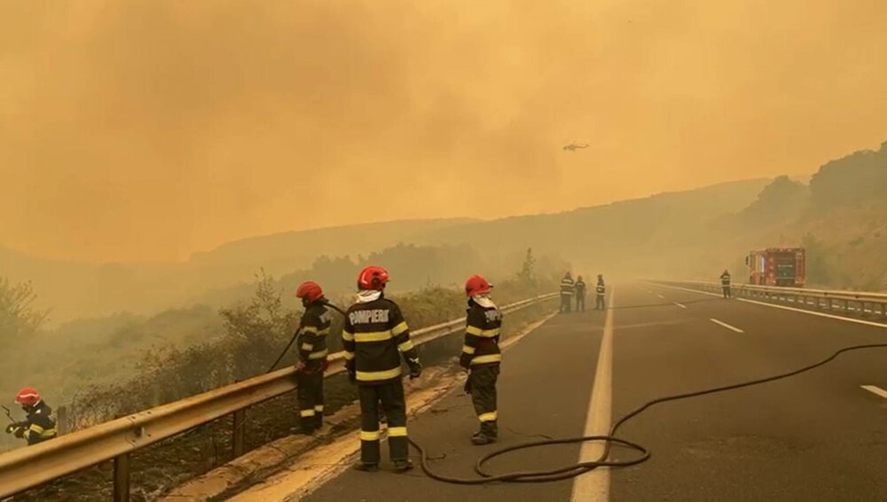 Imagini apocaliptice din Grecia. Pompierii români intervin la un incendiu de proporții de-a lungul unei autostrăzi | FOTO - Imaginea 16