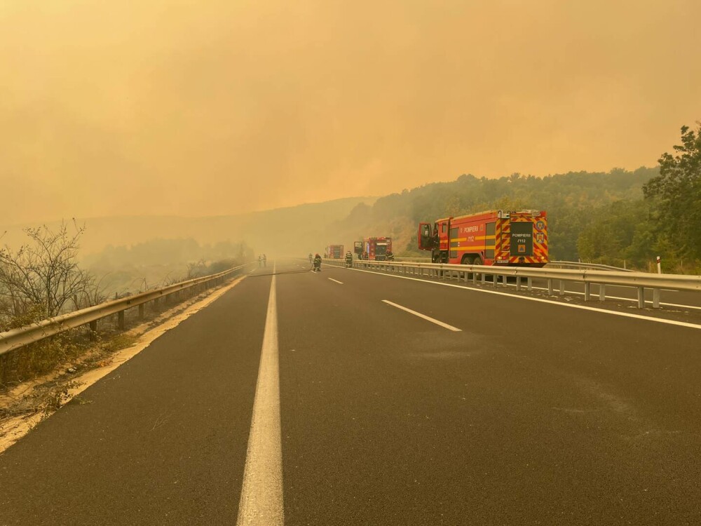 Imagini apocaliptice din Grecia. Pompierii români intervin la un incendiu de proporții de-a lungul unei autostrăzi | FOTO - Imaginea 17