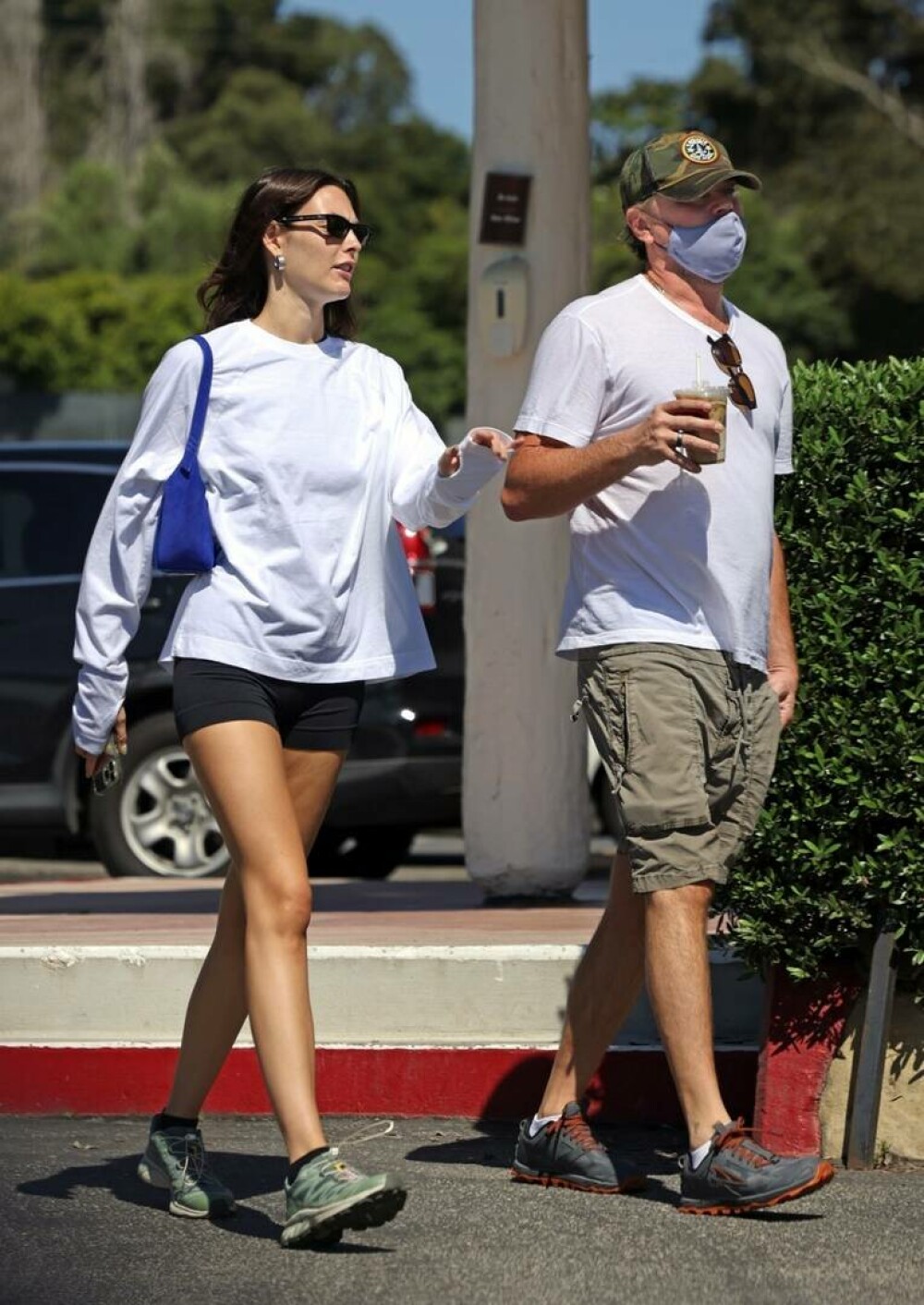 Leonardo DiCaprio, surprins la plimbare alături de iubita sa. Cum i-au fotografiat paparazzi. GALERIE FOTO - Imaginea 2