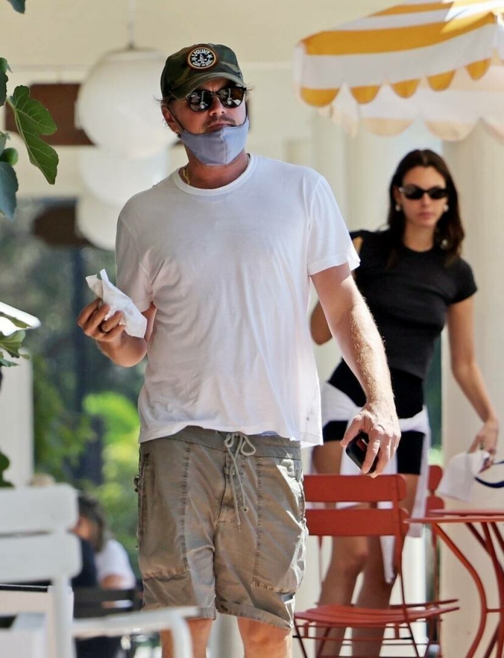 Leonardo DiCaprio, surprins la plimbare alături de iubita sa. Cum i-au fotografiat paparazzi. GALERIE FOTO - Imaginea 5