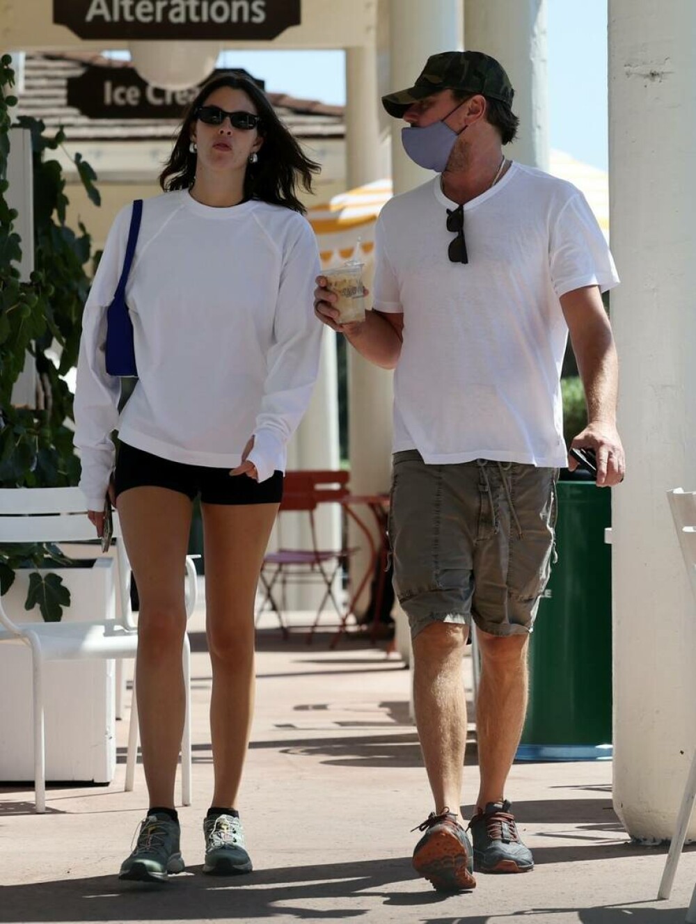 Leonardo DiCaprio, surprins la plimbare alături de iubita sa. Cum i-au fotografiat paparazzi. GALERIE FOTO - Imaginea 8