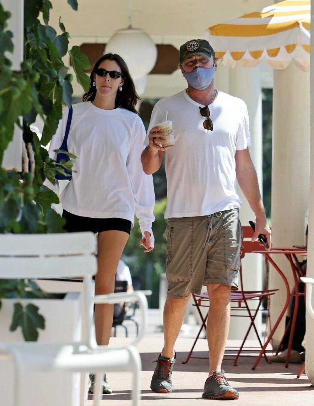 Leonardo DiCaprio, surprins la plimbare alături de iubita sa. Cum i-au fotografiat paparazzi. GALERIE FOTO - Imaginea 11