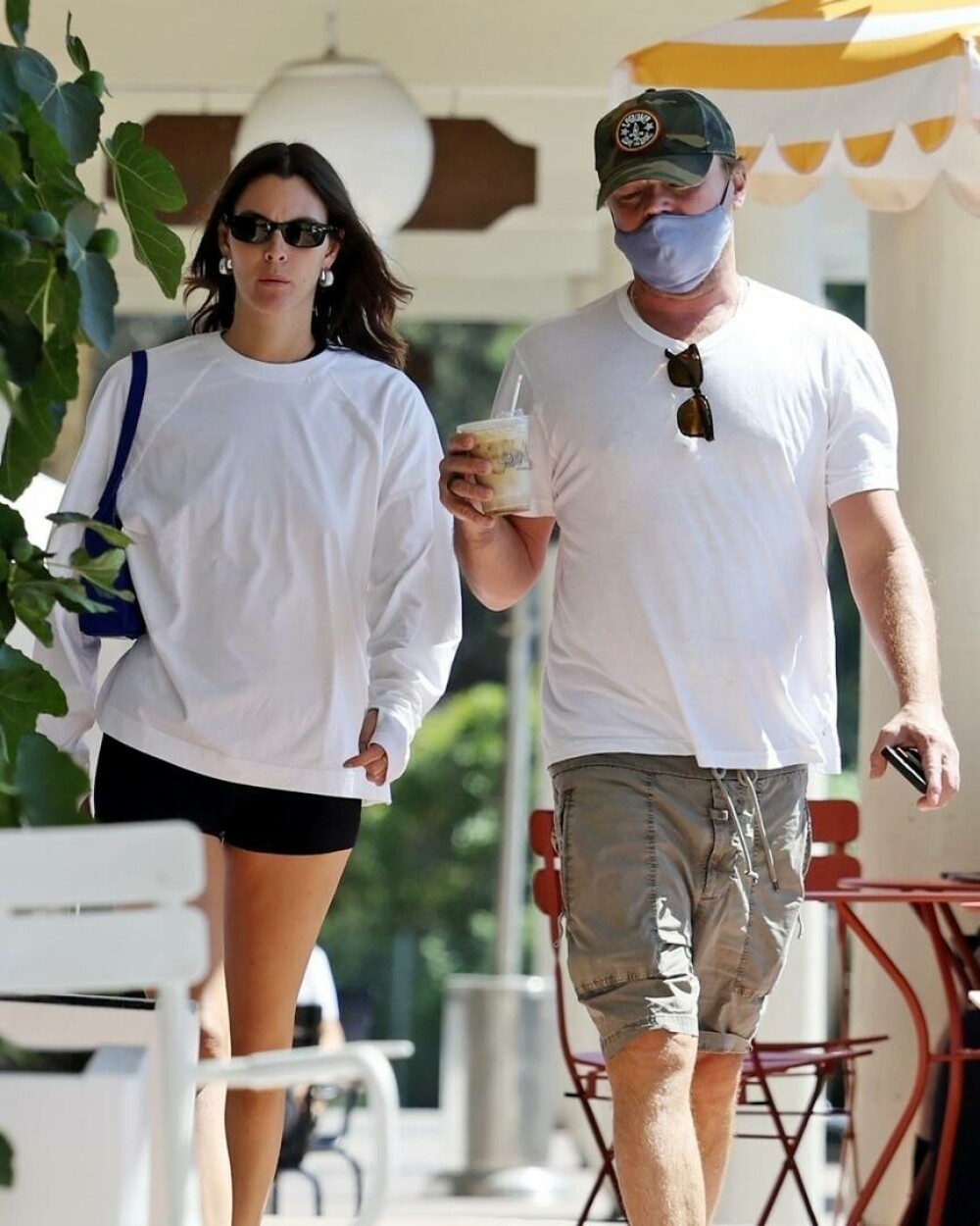 Leonardo DiCaprio, surprins la plimbare alături de iubita sa. Cum i-au fotografiat paparazzi. GALERIE FOTO - Imaginea 12
