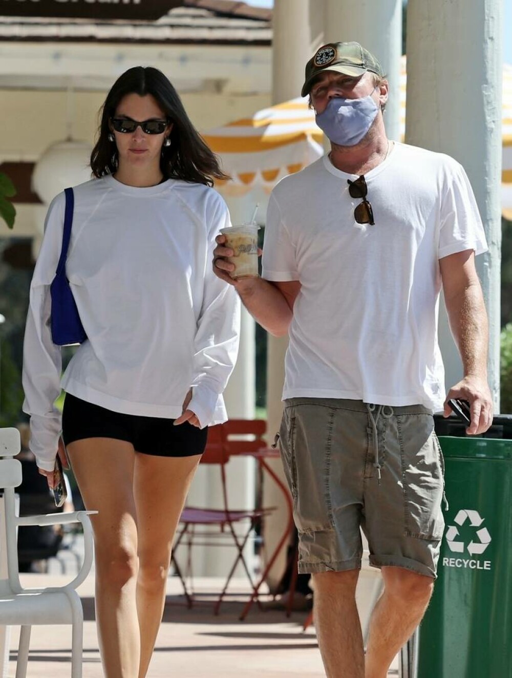 Leonardo DiCaprio, surprins la plimbare alături de iubita sa. Cum i-au fotografiat paparazzi. GALERIE FOTO - Imaginea 13