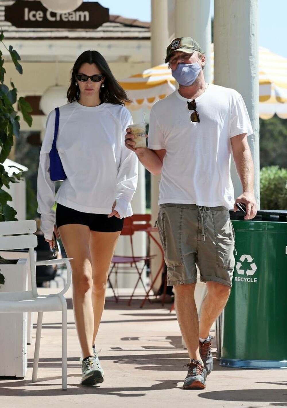 Leonardo DiCaprio, surprins la plimbare alături de iubita sa. Cum i-au fotografiat paparazzi. GALERIE FOTO - Imaginea 14