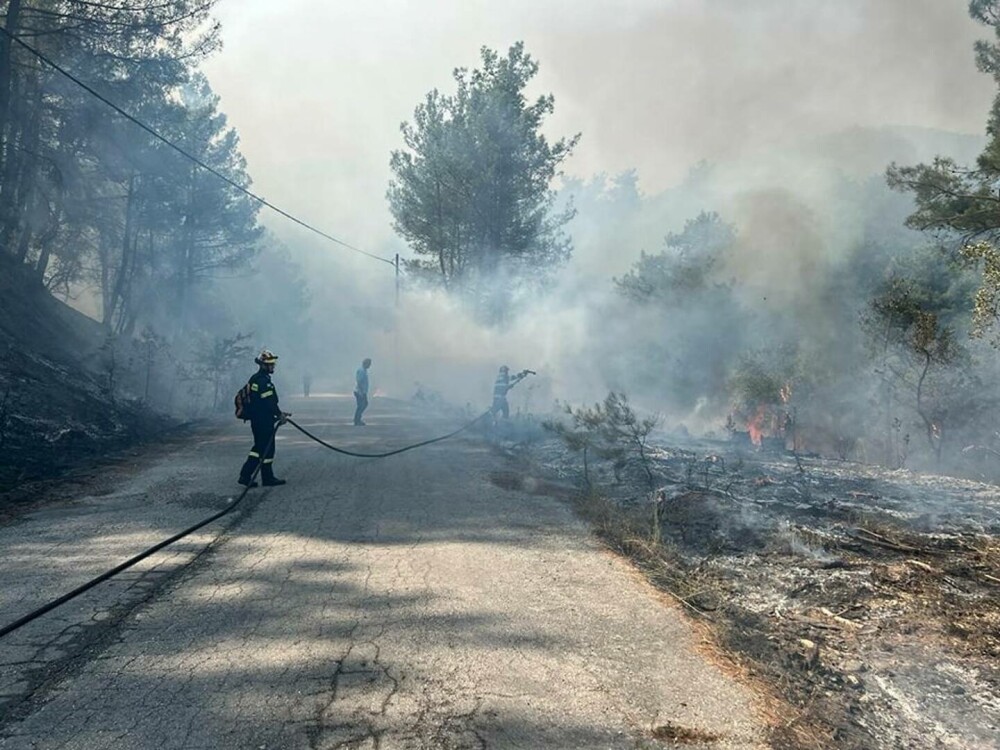 Pompierii români continuă să îi ajute pe cei eleni în stingerea unui incendiu de pădure. FOTO - Imaginea 2
