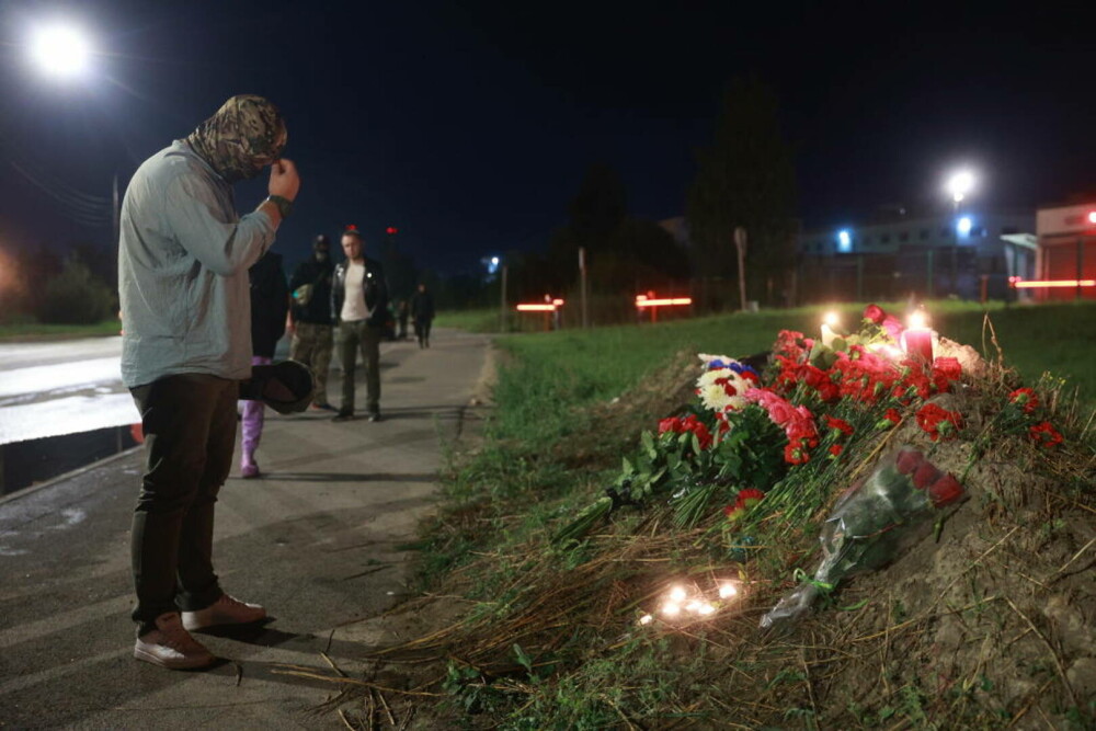 „Este un erou”. Susținătorii lui Prigojin îl jelesc pe liderul Wagner în Rusia. Unde au aprins lumânări | GALERIE FOTO - Imaginea 3