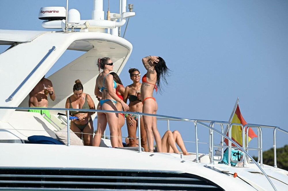 Trei mari fotbaliste din Spania, surprinse în vacanță pe iaht. Cum s-au distrat în escapada din Ibiza | GALERIE FOTO - Imaginea 6
