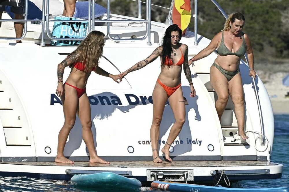 Trei mari fotbaliste din Spania, surprinse în vacanță pe iaht. Cum s-au distrat în escapada din Ibiza | GALERIE FOTO - Imaginea 4