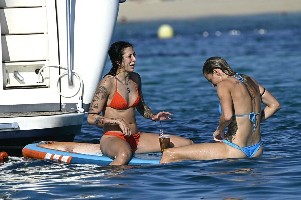 Trei mari fotbaliste din Spania, surprinse în vacanță pe iaht. Cum s-au distrat în escapada din Ibiza | GALERIE FOTO - Imaginea 8