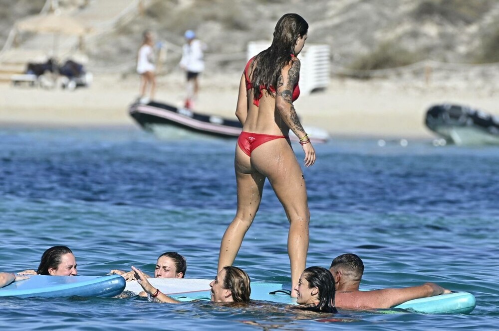 Trei mari fotbaliste din Spania, surprinse în vacanță pe iaht. Cum s-au distrat în escapada din Ibiza | GALERIE FOTO - Imaginea 15