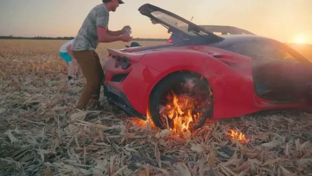 Cum a reușit un YouTuber celebru să își distrugă Ferrari-ul de 400.000 de dolari în doar câteva minute. VIDEO - Imaginea 2