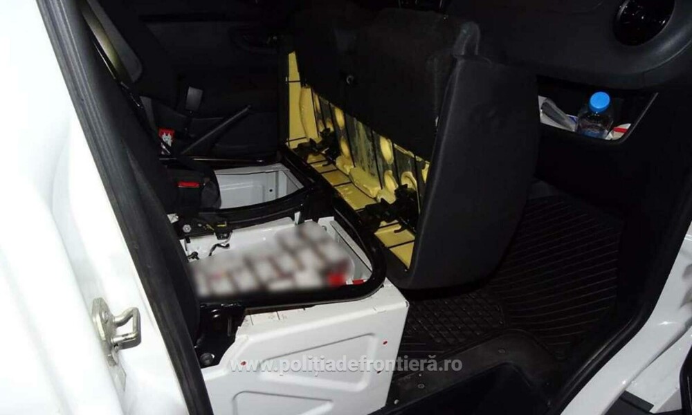 Ce au găsit polițiștii sub bancheta unui microbuz care mergea spre Austria. Șoferul s-a ales cu dosar penal. FOTO - Imaginea 1