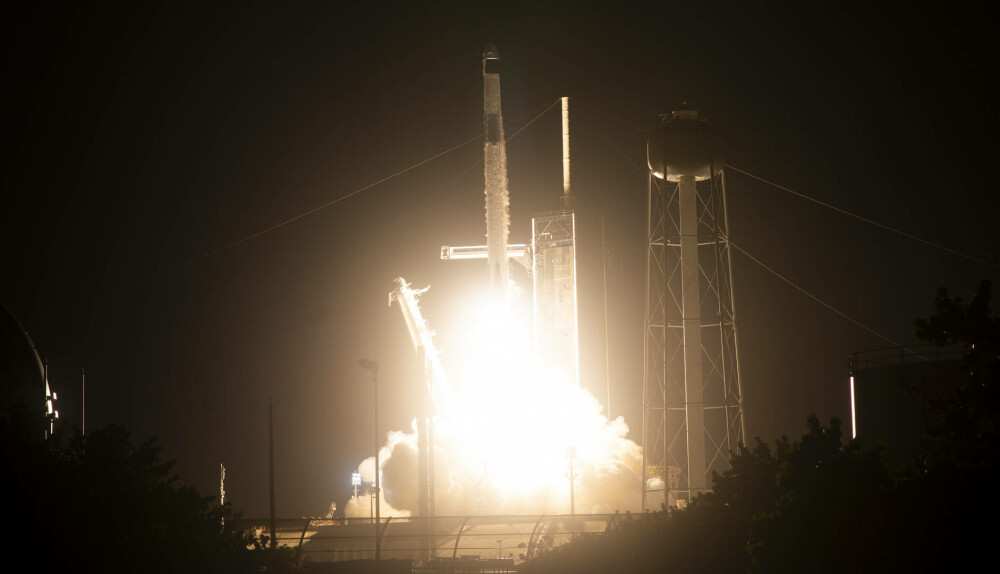 NASA şi SpaceX au trimis un echipaj spre Staţia Spaţială Internaţională. Momentul decolării | FOTO - Imaginea 1
