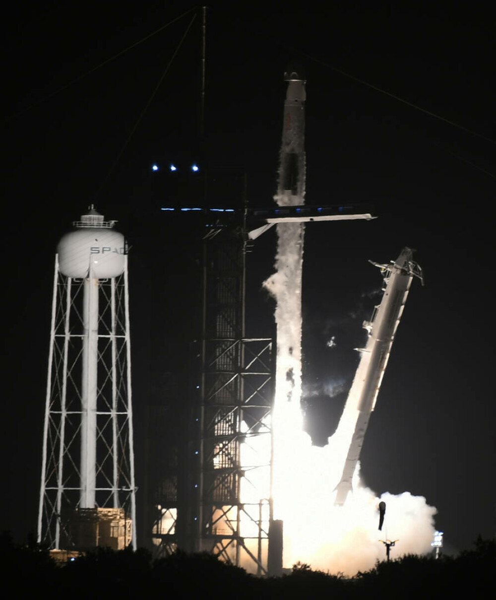 NASA şi SpaceX au trimis un echipaj spre Staţia Spaţială Internaţională. Momentul decolării | FOTO - Imaginea 3